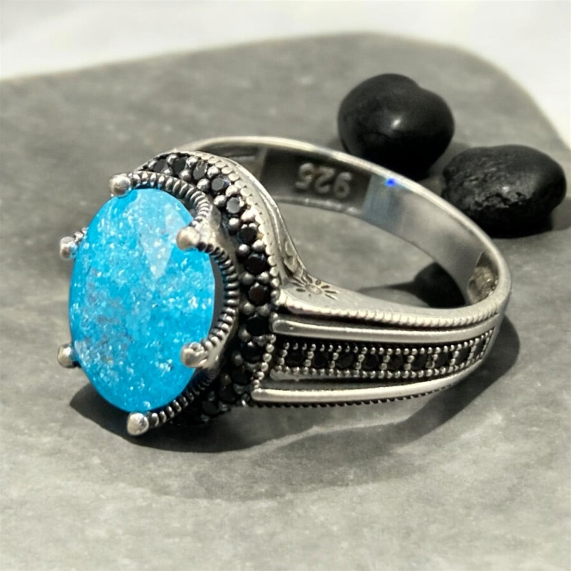 Chevalière Argent Onyx Bleu Ciel Zircon – Élégance et Raffinement silverixshops